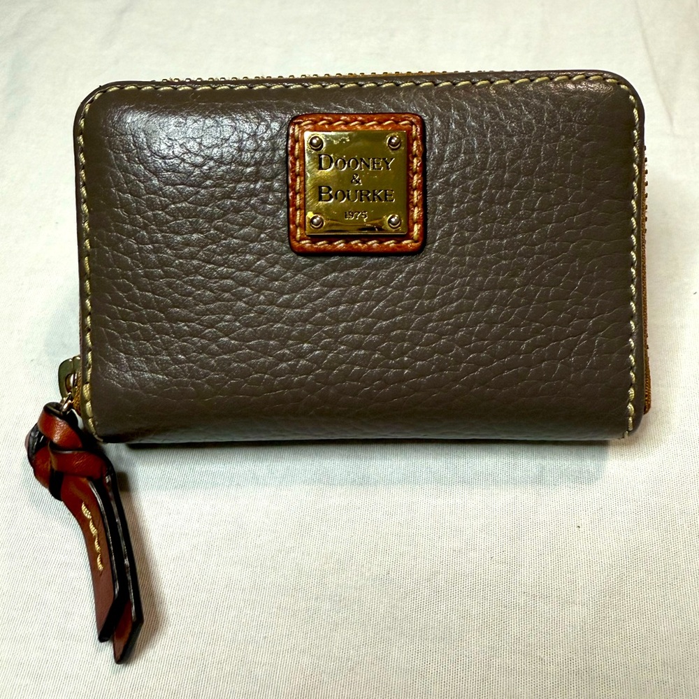Dooney & Bourke NWOT Pebble Grain Large  Zip Around  wallet